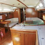 Sailing Yacht In Marina 船上ホテル ポルティマン