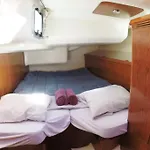 Sailing Yacht In Marina 船上ホテル ポルティマン