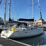 Sailing Yacht In Marina 船上ホテル