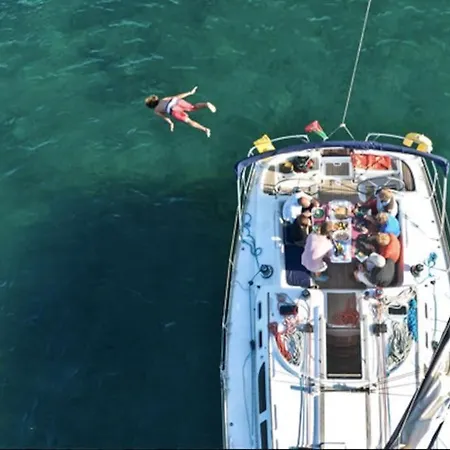 Πλωτό κατάλυμα Sailing Yacht In Marina