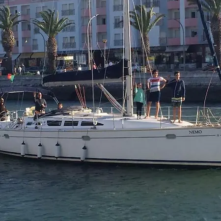 Sailing Yacht In Marina Hotel en barco *