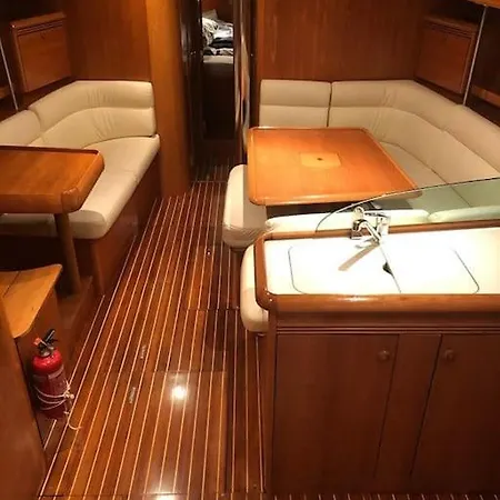 Båthotell Sailing Yacht In Marina Portimão