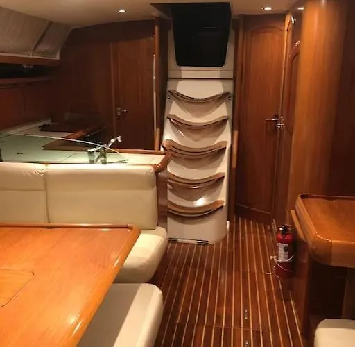 Sailing Yacht In Marina Bådhotel *