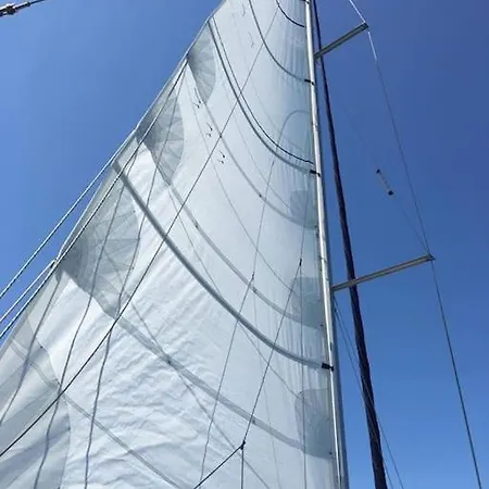 Sailing Yacht In Marina Hotel na wodzie *