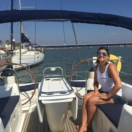 Sailing Yacht In Marina Hotel na wodzie